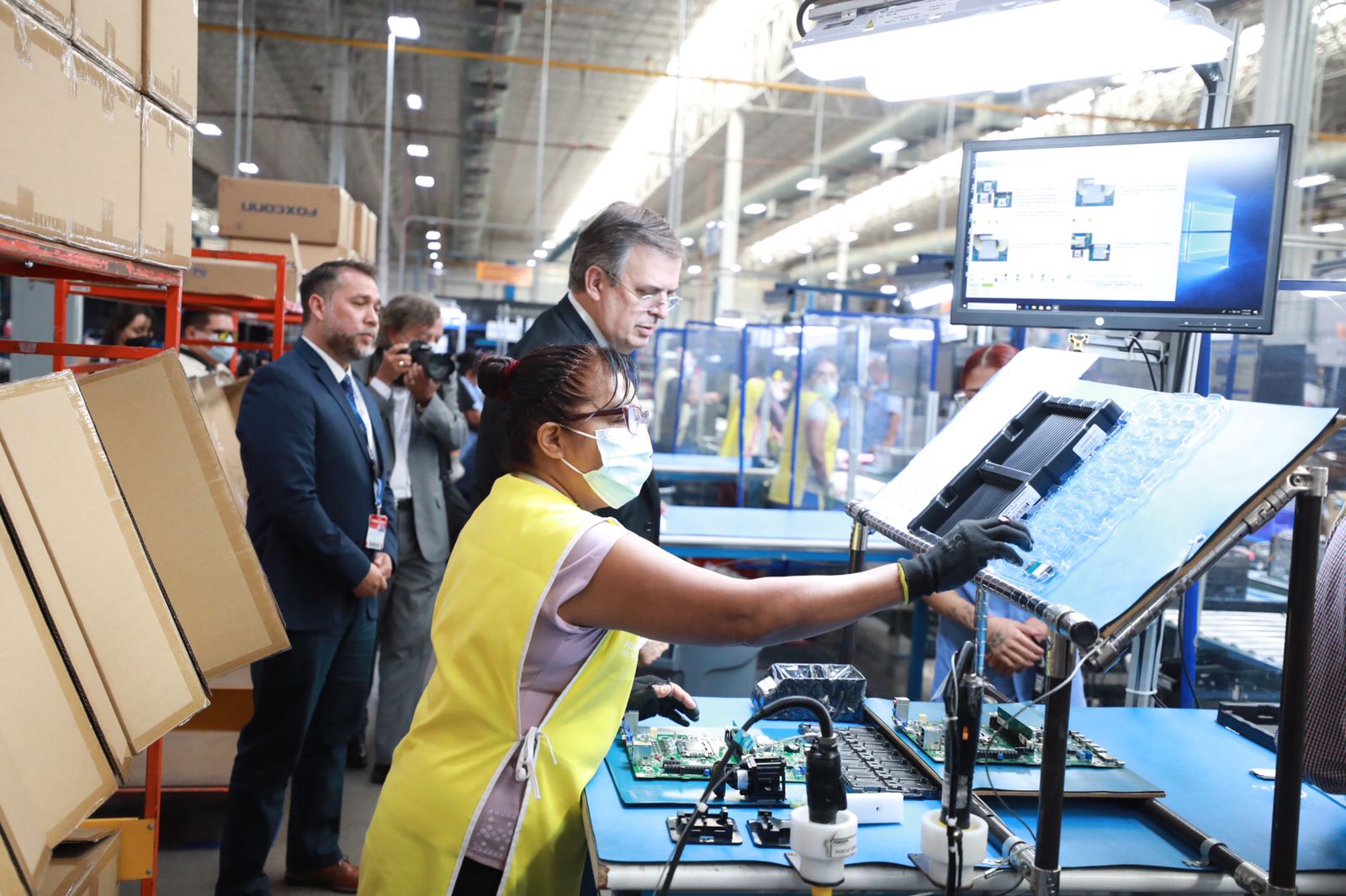 Visita Marcelo Ebrard la planta Foxconn ubicada en San Gerónimo Somos