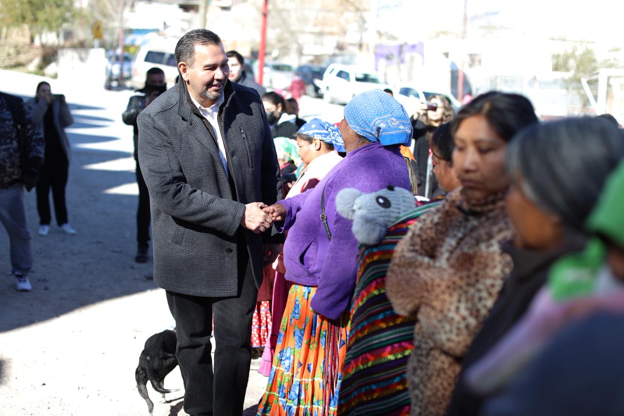 Familias de Los Ojitos reciben apoyo municipal en arranque de año