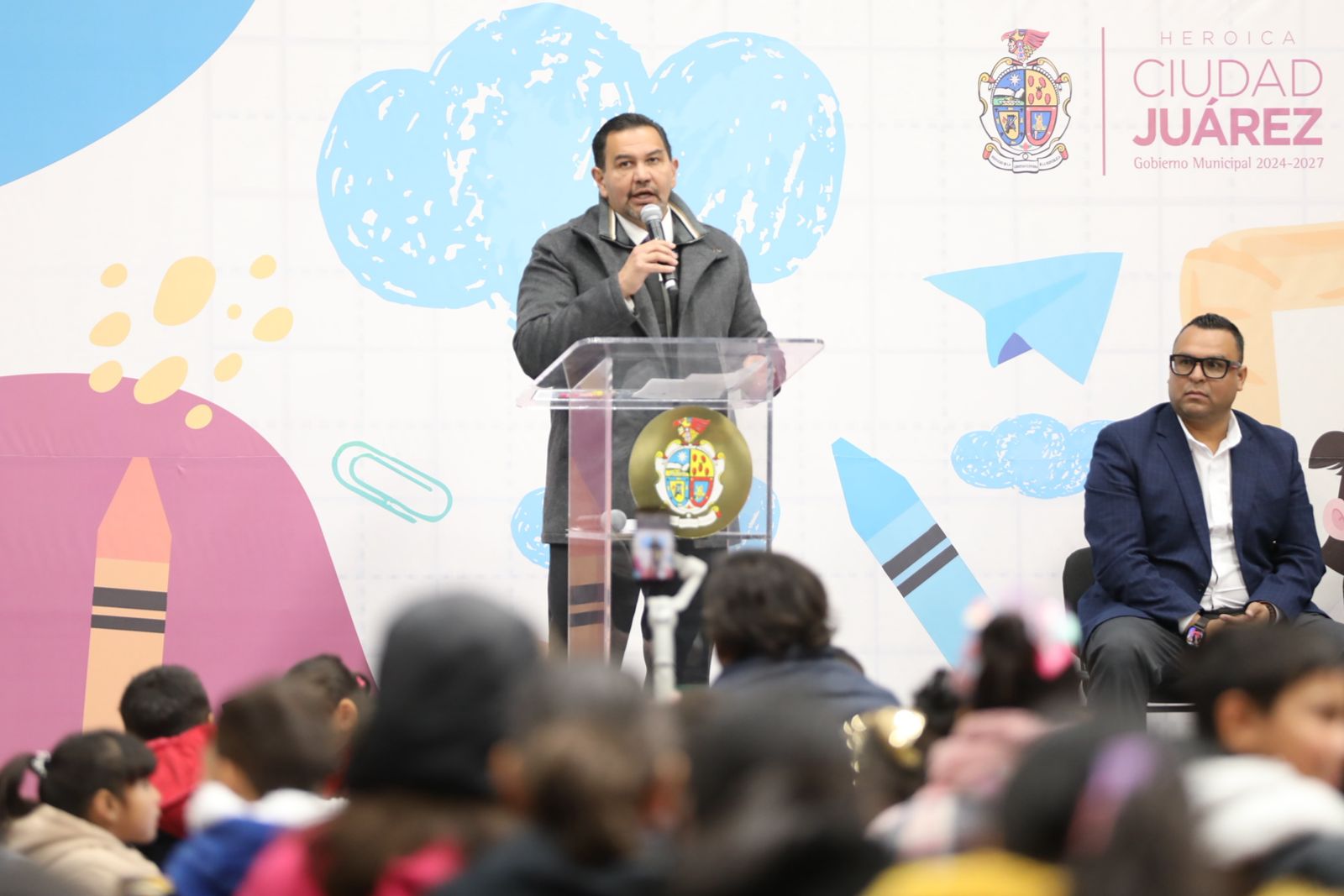 Más de 42 mil estudiantes reciben nuevo mobiliario escolar en Juárez